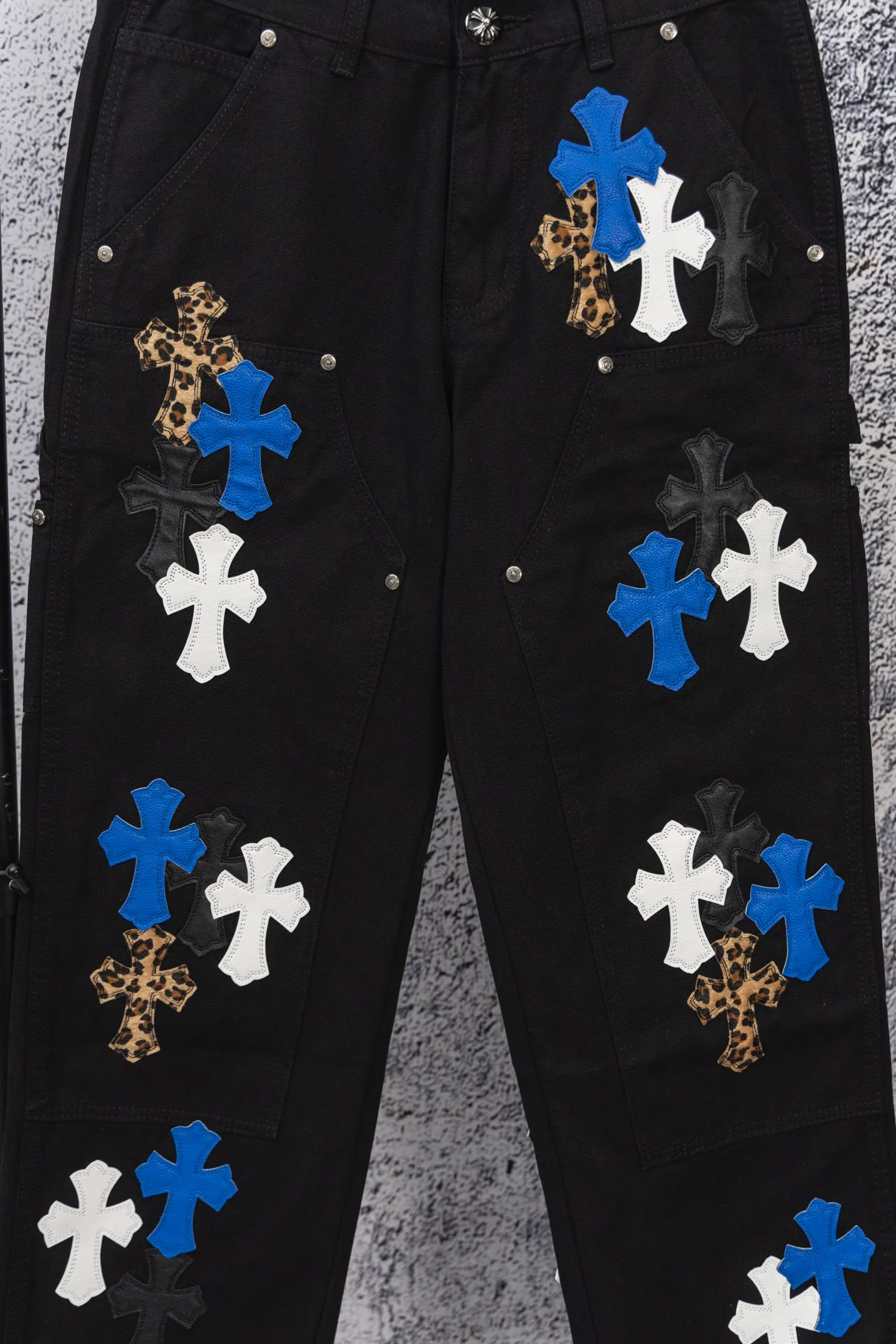 P270 chrome hearts new blue and white leopard print cross patchwork leather black jeans vi Top heavy industry fashionable design] Consistent high street luxury style creation. Speaking of this style, the Zangyin family and GU family are definitely the leading representative brands. Especially the Zangyin family has really achieved a state-of-the-art effect in creating high street style. The unique washed material is used to create this style. The color system is quite eye-catching. After it is decorated with patchwork cross flowers, it cleverly highlights the charm of the brand. Secondly, this style uses classic The classic high-waist cutting design highlights the long legs and fashionable temperament of the upper body. The brand is highly recognizable and the slim fit configuration is more suitable for daily wear. It is a product that interprets personality, fashion, and specifications at a glance. This single product is enough to make any fan excited. It can be a white T-shirt for youthful preppy style, or a tight suspender for lady style. It has strong matching ability and can be easily controlled by men.  [Materials and craftsmanship] Needless to say, this point goes without saying. As an excellent craftsman brand, Zangyin’s requirements for details and craftsmanship are really perfect. The washed color of this model has gone through so many processes, not to mention the embellishment of denim appliques. It is also purely hand-made and sewn. Just like what they believe in, only hand-made things have soul and have the meaning of wear. A top-notch heavy-duty fashionable denim item, I look forward to your perfect interpretation! ! Size: 28-36 Color: black